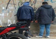 Çaldıkları motosikleti parçalarken yakalandılar 