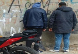Çaldıkları motosikleti parçalarken yakalandılar 
