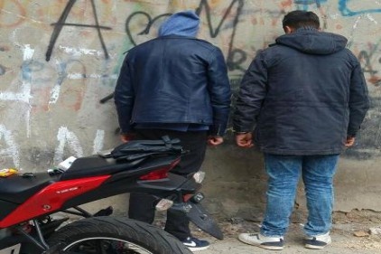 Çaldıkları motosikleti parçalarken yakalandılar 