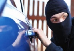 Çaldıkları otomobillere sahta plaka takıyorlardı