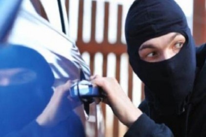 Çaldıkları otomobillere sahta plaka takıyorlardı