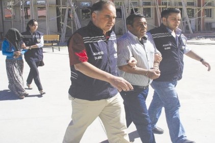 Çaldıkları paralarla yakalandılar