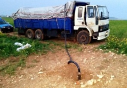 Çalıntı kamyon ve özel düzenekle ham petrol hırsızlığı