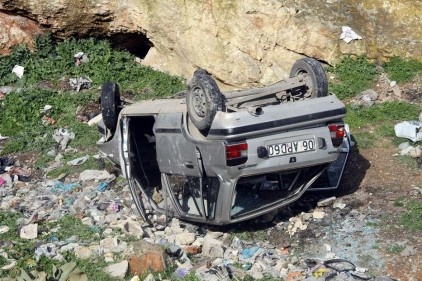 Çalıntı otomobilin kayalıklardan aşağı attılar