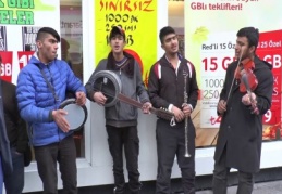 Çalıp söyleyerek harçlıklarını çıkarıyorlar