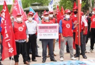 Çalışanlar hastalanmaya, çalışmayanlar açlığa mahkum