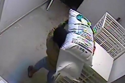 Çalıştı araçla et ve fıstık çaldı