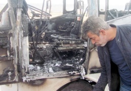 Çalıştırmak istediği minibüs alev aldı