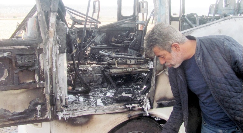 Çalıştırmak istediği minibüs alev aldı