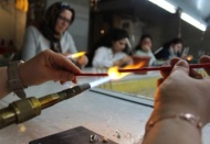 Cam çubuklar bin 200 derecede eritilip aksesuar haline getiriliyor