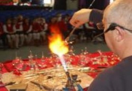 Cam üfleme sanatçısı Harun Veysel Gümüş’ü izlediler