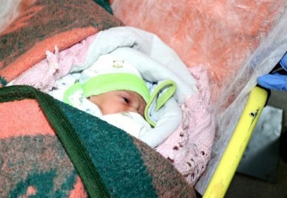 Cami avlusuna terk edilen 2 günlük bebek, hastanede tedavi altına alındı
