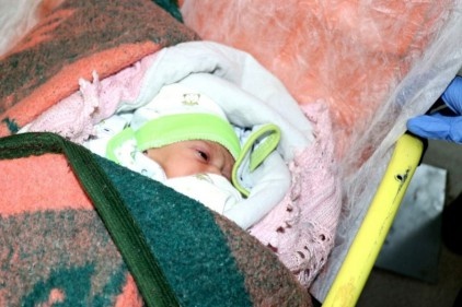 Cami avlusuna terk edilen 2 günlük bebek, hastanede tedavi altına alındı