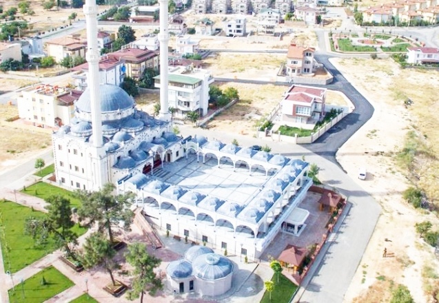 Cami kapısını benzinle yakan şahıs gözaltına alındı