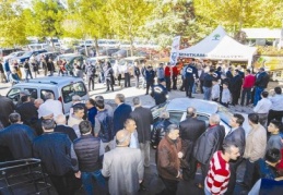 Cami önünde aşure dağıtıldı