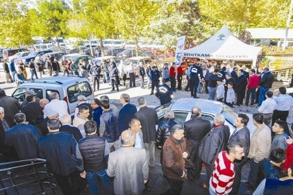 Cami önünde aşure dağıtıldı