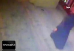 Camide unutulan cep telefonunu böyle çaldı