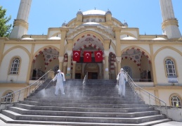 Camilerde dezenfekte ve temizlik yapılıyor