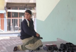 Camiye gelenlerin ayakkabılarını boyuyor