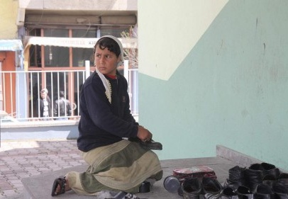 Camiye gelenlerin ayakkabılarını boyuyor