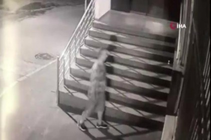 Camiye &#039;örümcek adam&#039; gibi tırmanıp sadaka kutusunu boşalttı
