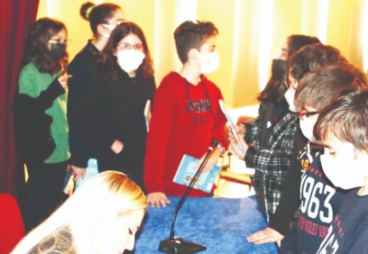 Çamlı, “Zeugma Çingene Kız” kitabını imzaladı