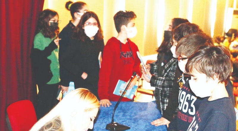 Çamlı, “Zeugma Çingene Kız” kitabını imzaladı