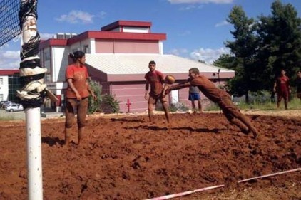 &#039;&#039;Çamur Voleybolu&#039;&#039; düzenlendi