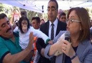 Can, konuşmalardan sıkılınca Şahin’in mikrofonuna saldırı
