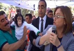 Can, konuşmalardan sıkılınca Şahin’in mikrofonuna saldırı 