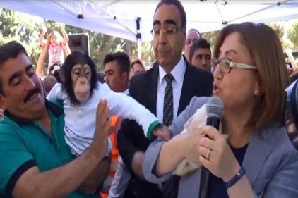 Can, konuşmalardan sıkılınca Şahin&#8217;in mikrofonuna saldırı 