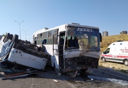 Can pazarının yaşandığı servis kazası araç kamerasında