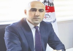 Canı sıkılan sağlık çalışanlarına saldırıyor