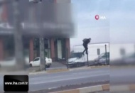 Canını hiçe sayan genç tel örgülerin üzerinden böyle atladı
