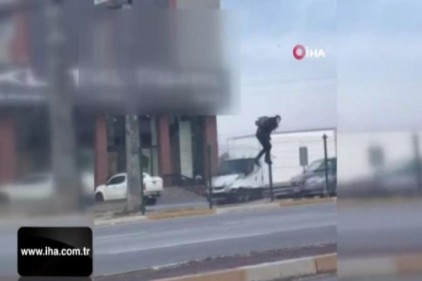 Canını hiçe sayan genç tel örgülerin üzerinden böyle atladı