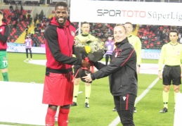 Cansu Tiryaki'ye maç öncesi çiçek verildi