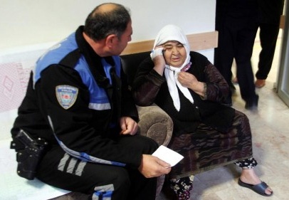 Çantası çalınan kadın gözyaşlarına boğuldu