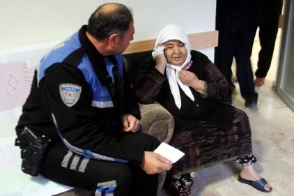 Çantası çalınan kadın gözyaşlarına boğuldu 