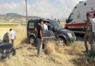 Çarpışan araçlar buğday tarlasına girdi 
