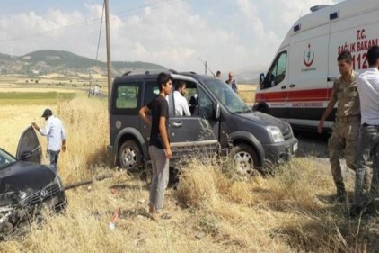 Çarpışan araçlar buğday tarlasına girdi 