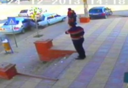 Çarptığı park halindeki otomobil metrelerce sürüklendi