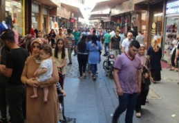 Çarşı ve pazarda bayram alışverişi yoğunluğu yaşandı