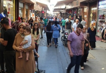 Çarşı ve pazarda bayram alışverişi yoğunluğu yaşandı