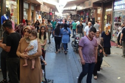 Çarşı ve pazarda bayram alışverişi yoğunluğu yaşandı