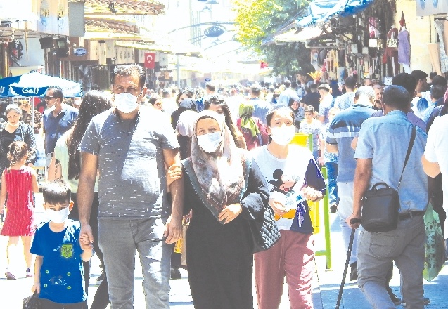 Çarşılarda bayram yoğunluğu yaşanıyor