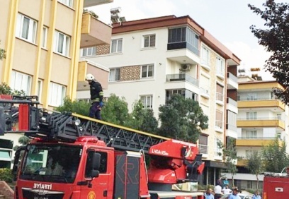 Çatıda çıkan yangın itfaiyenin müdahalesi ile söndürüldü