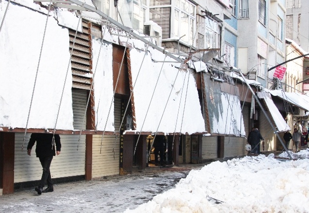 Çatıda kar birikmesini önleyici tedbirler alınmalı