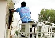 Çatıya asılı kalan kırlangıcı itfaiye kurtardı