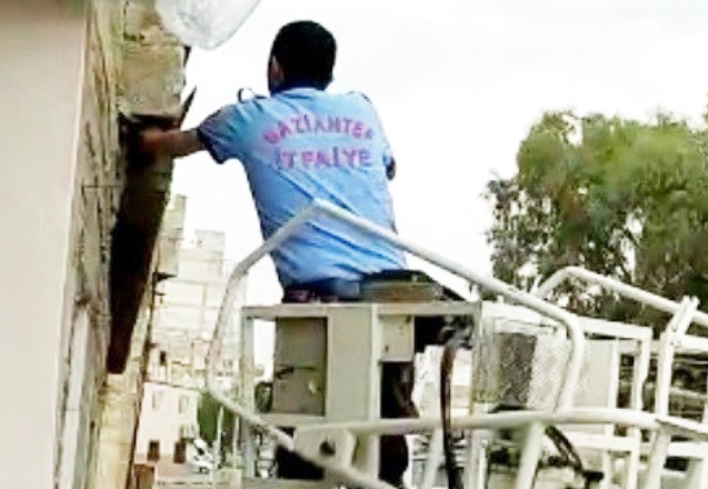 Çatıya asılı kalan kırlangıcı itfaiye kurtardı