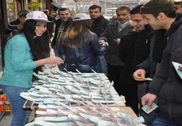 Çekilişe saatler kala bayilerin önünde kuyruk oluştu